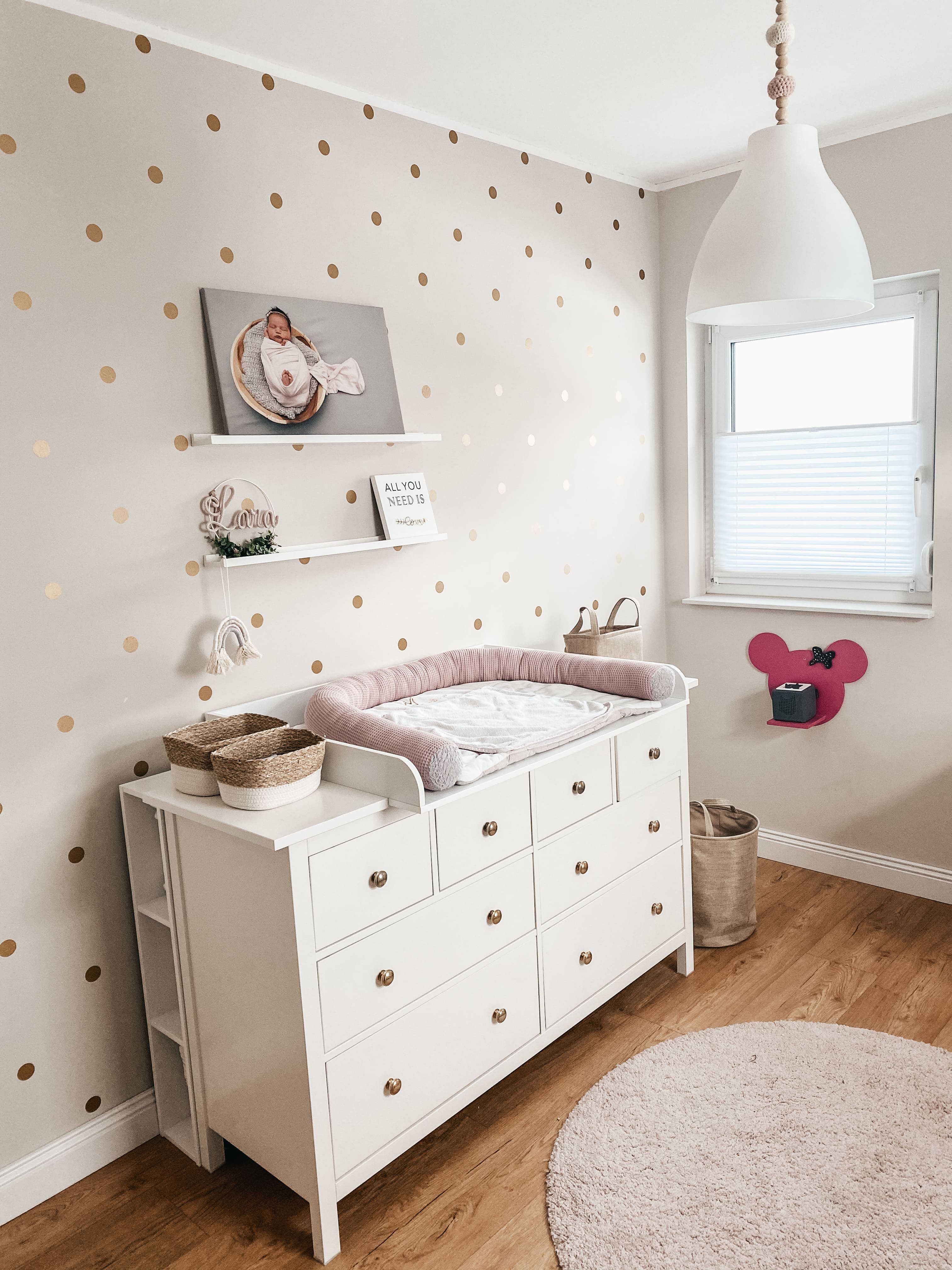 Weisses Kallax-Regal unter der Treppe – gestaltet von Liesa Maier