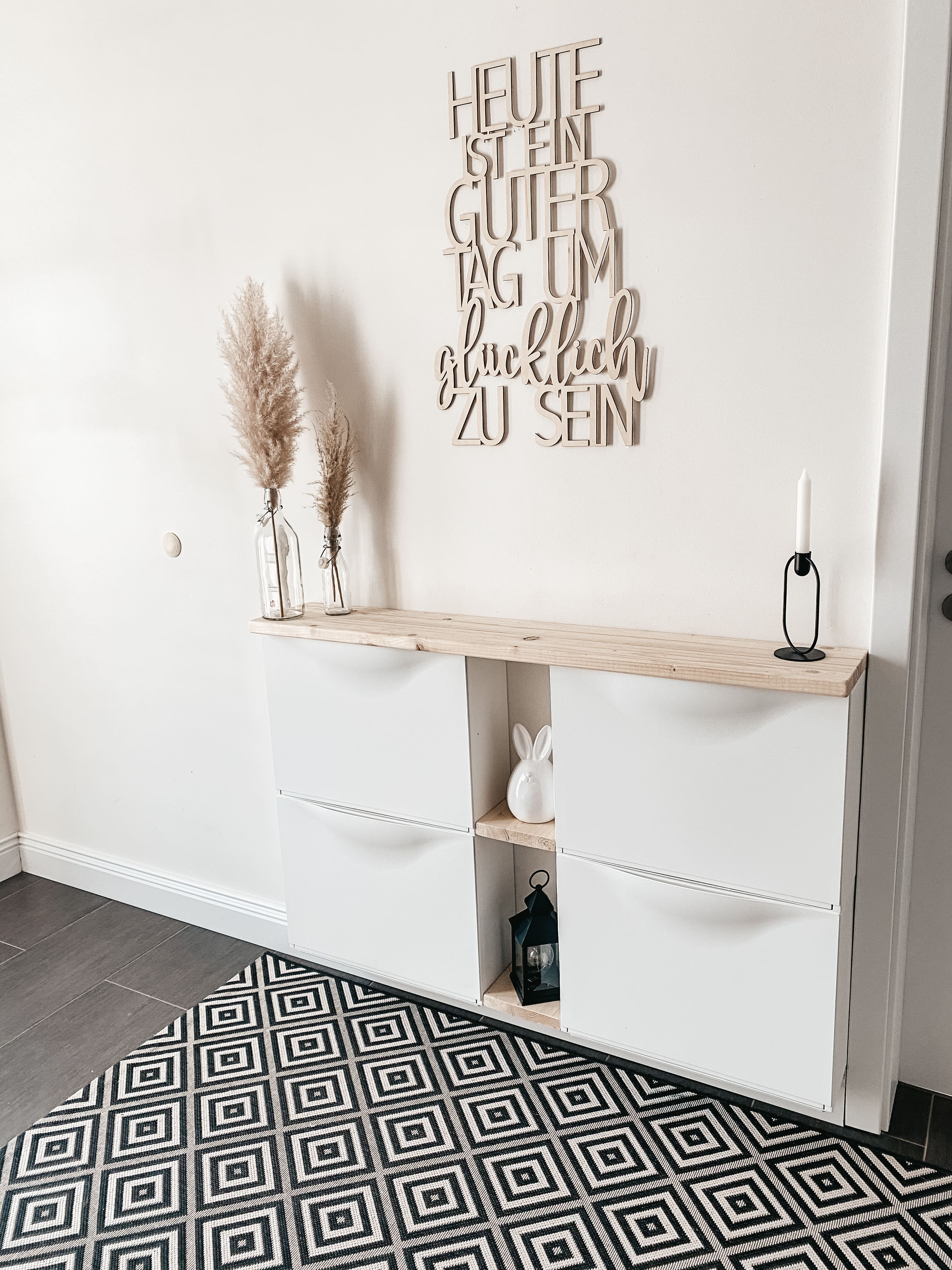 Flur mit Schuhkommode und dekorativem Wandbild