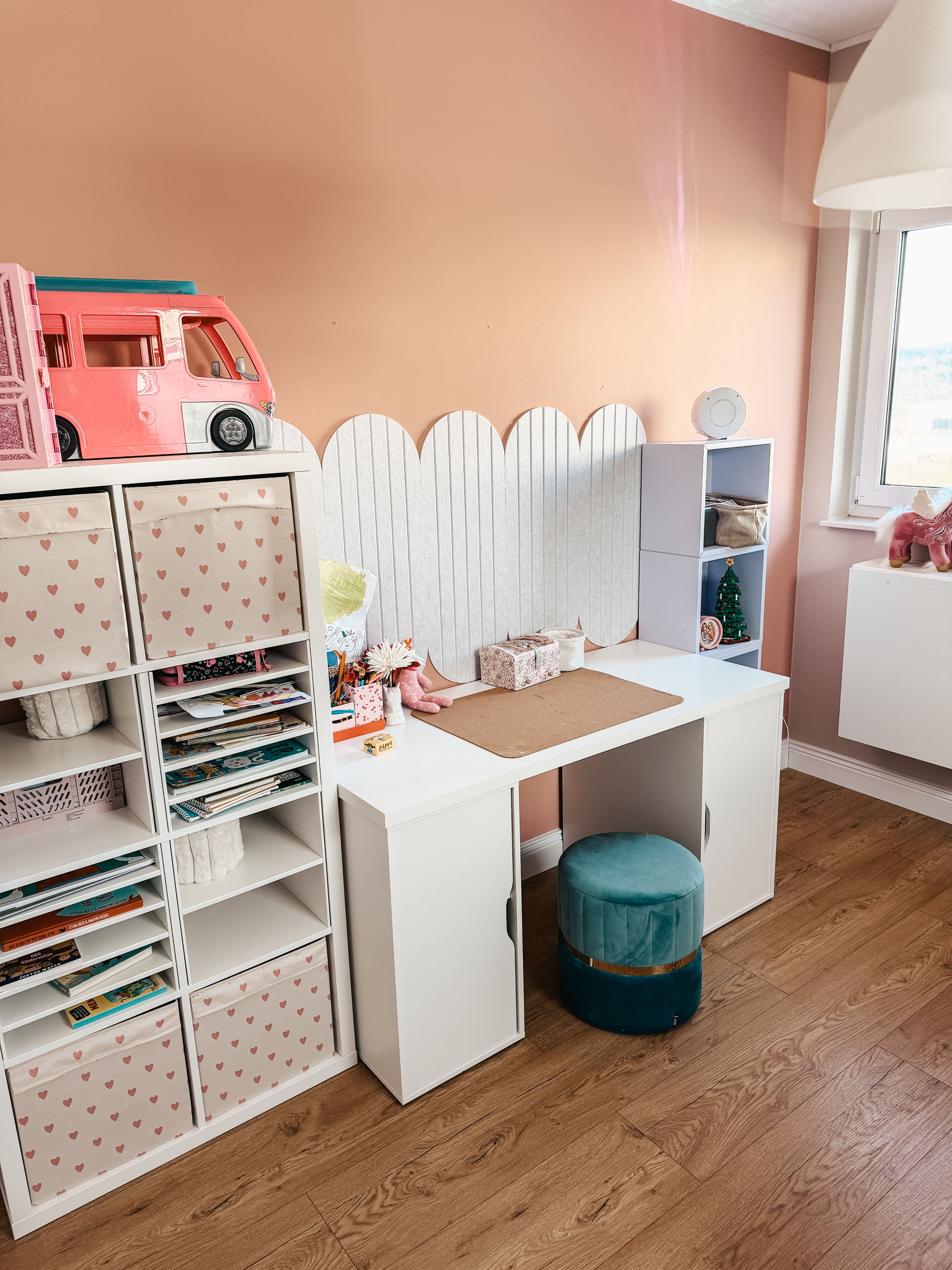 Maedchenzimmer in Rosa mit Schreibtisch und Stauraum