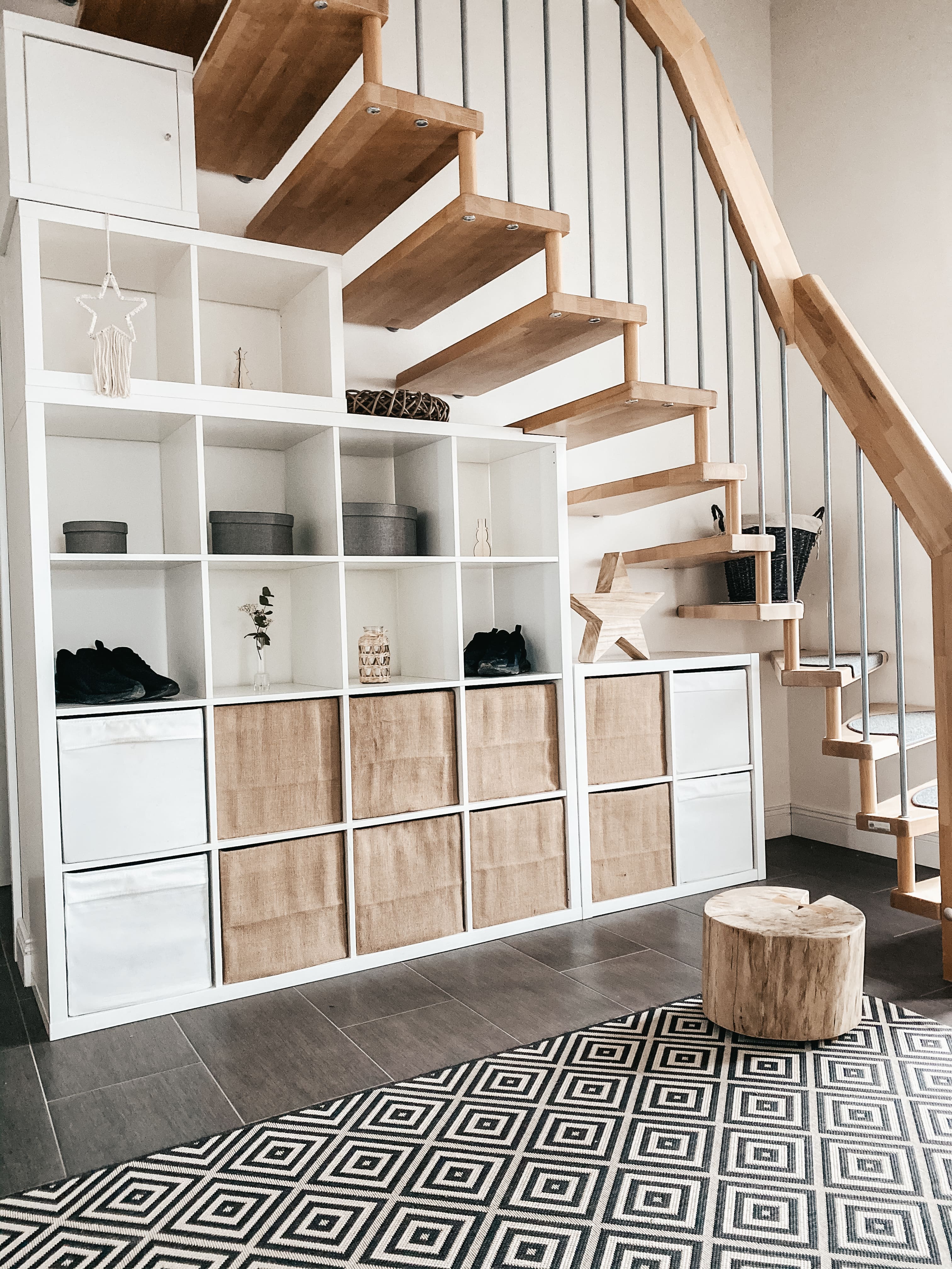 Weisses Kallax-Regal unter der Treppe